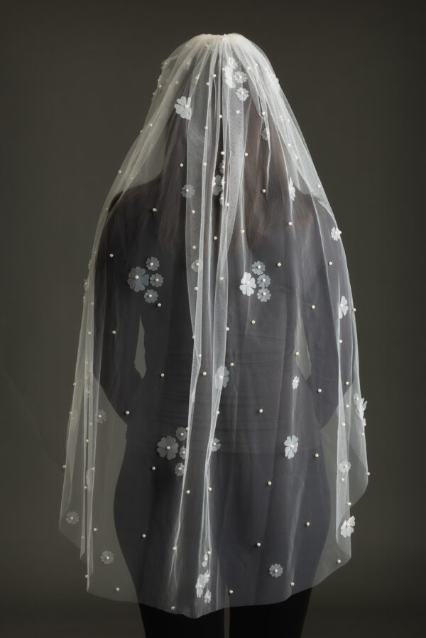 One-Tier Wedding Bridal Veil with Flower and Pearl Decoration [2204]