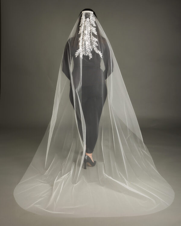 One-Tier Plain Wedding Bridal Veil with Lace Decoration [2205]